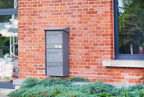 Cenator® | Briefkasten für drei Nutzer an der Wand montieren