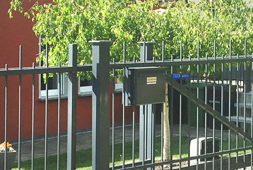 Cenator® Briefkasten in Zaun integrieren mit Postentnahme hinten