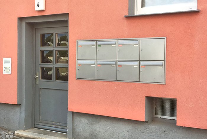 Edelstahl-Briefkastenanlage in Wand integriert