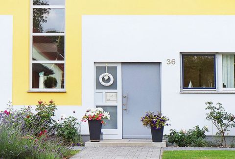 Cenator® | Einzelnes Briefkastenfach aus Edelstahl links neben der