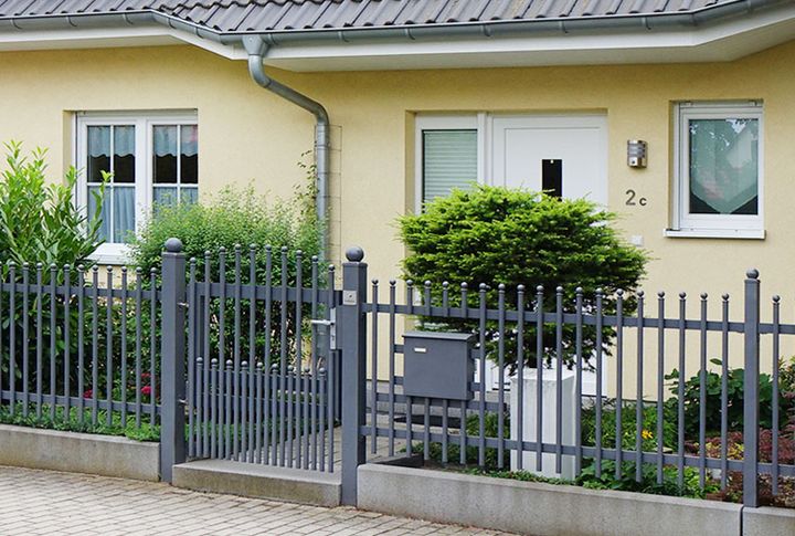 Cenator® Im Zaunfeld eingebaute EinFachBriefkastenanlage