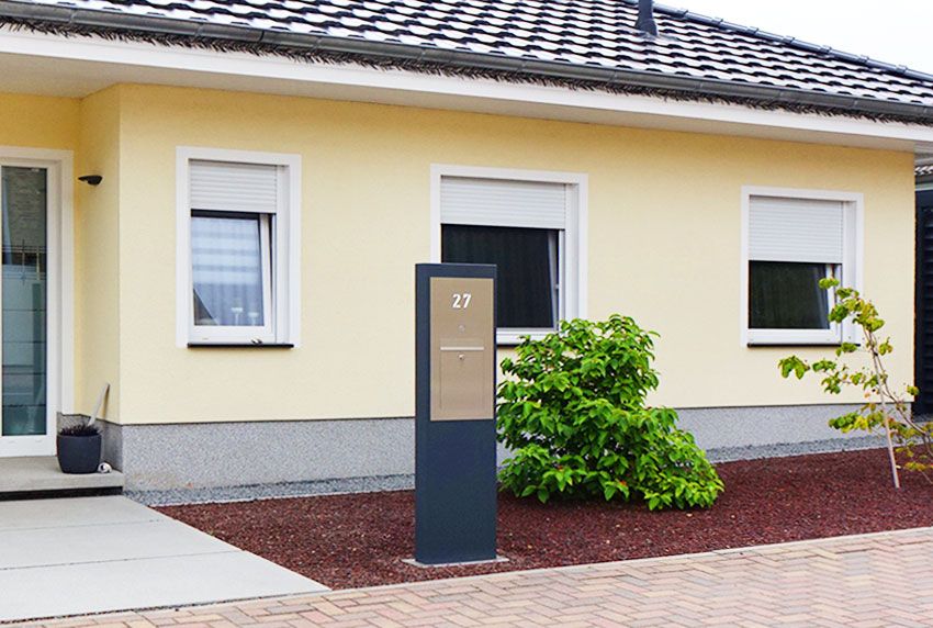 Sulen-Briefkasten mit Hausnummer am Fuweg einzementiert