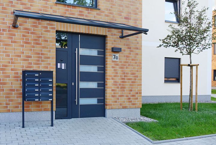 Cenator® | Vordach - Tür und Briefkastenanlage im selben Design und