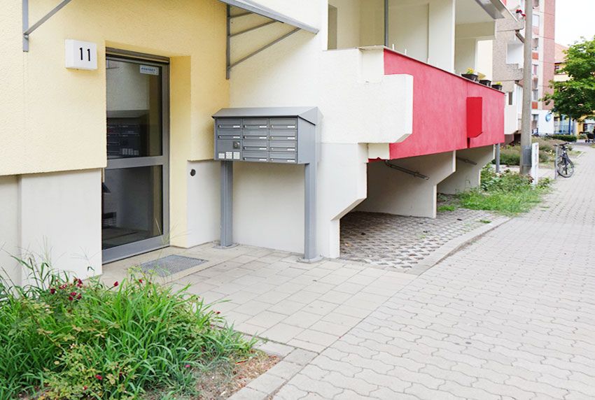 Zentrale Briefkastenanlage fr Mehrfamilienhaus mit stabiler Bodenverankerung